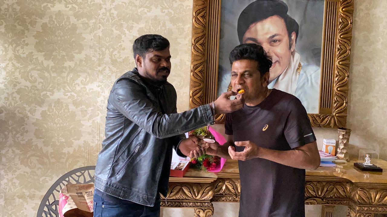 big-boss-winner-manju-pavagada-meets-shivarajkumar