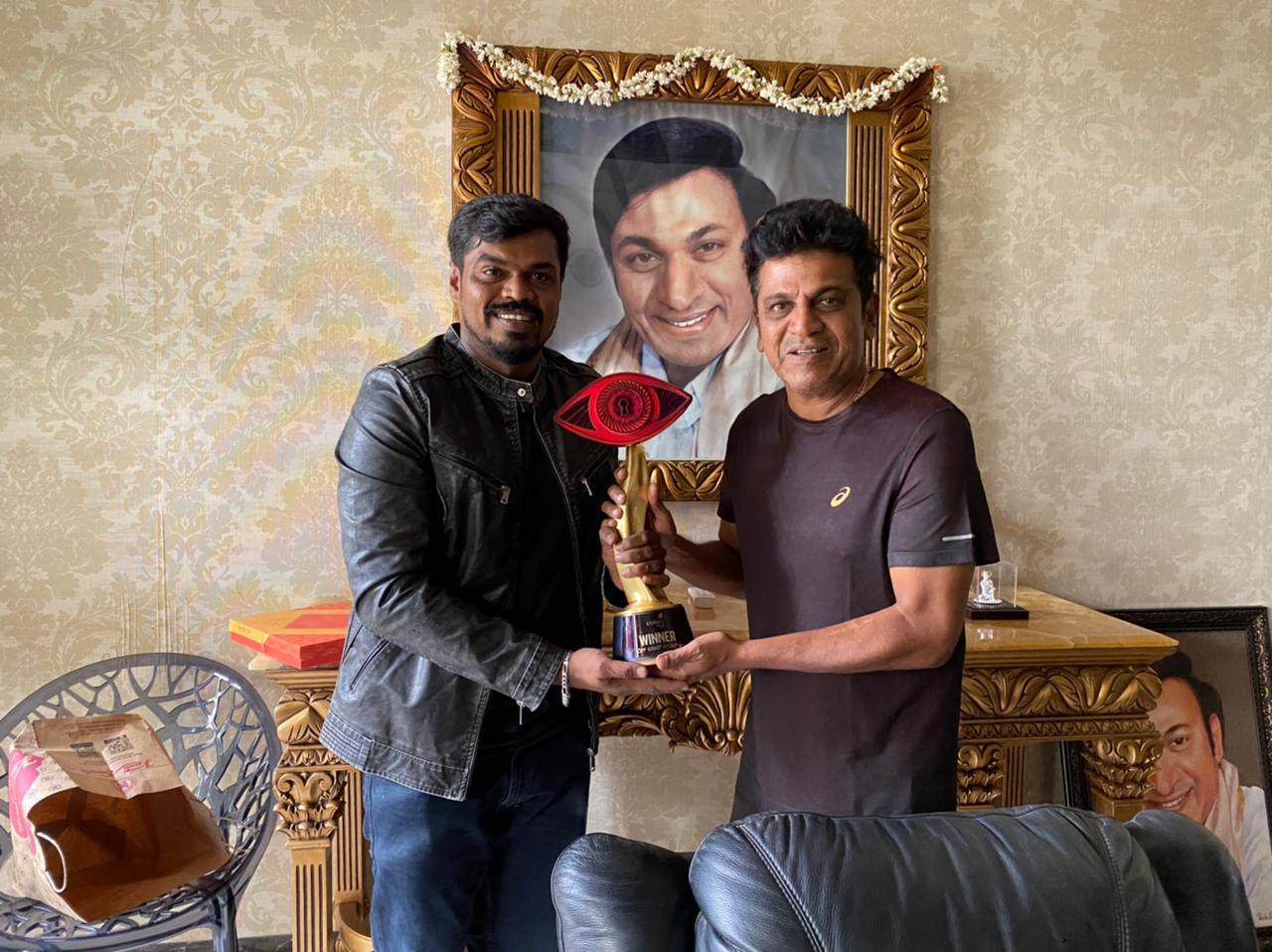 big-boss-winner-manju-pavagada-meets-shivarajkumar