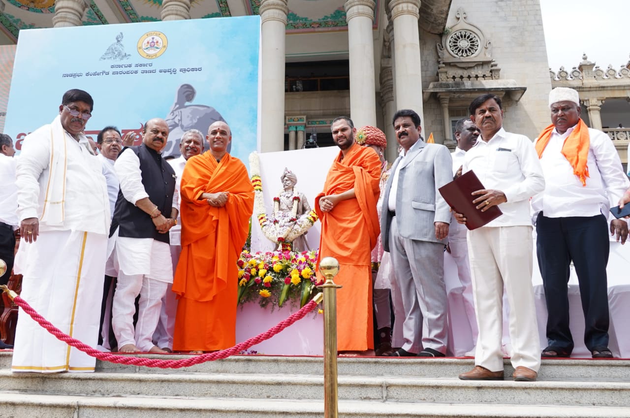 ನಾಡಪ್ರಭು ಕೆಂಪೇಗೌಡರ ಪ್ರತಿಮೆ ಅನಾವರಣ