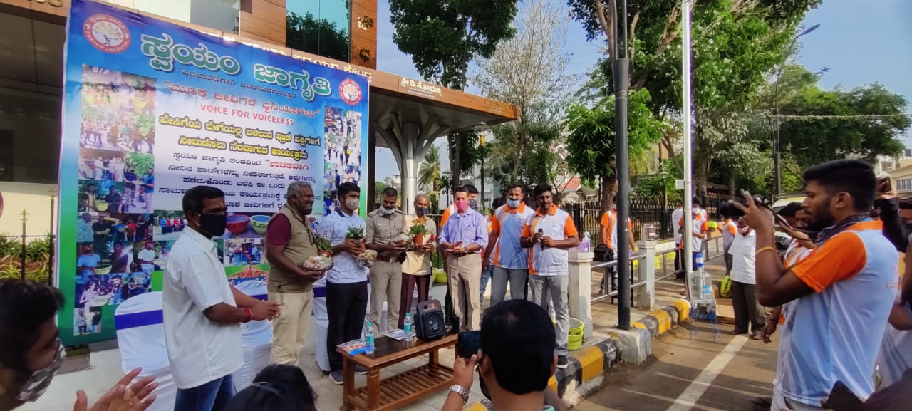 Distribution of the water pot to quench the animal's water thirst in Bangalore