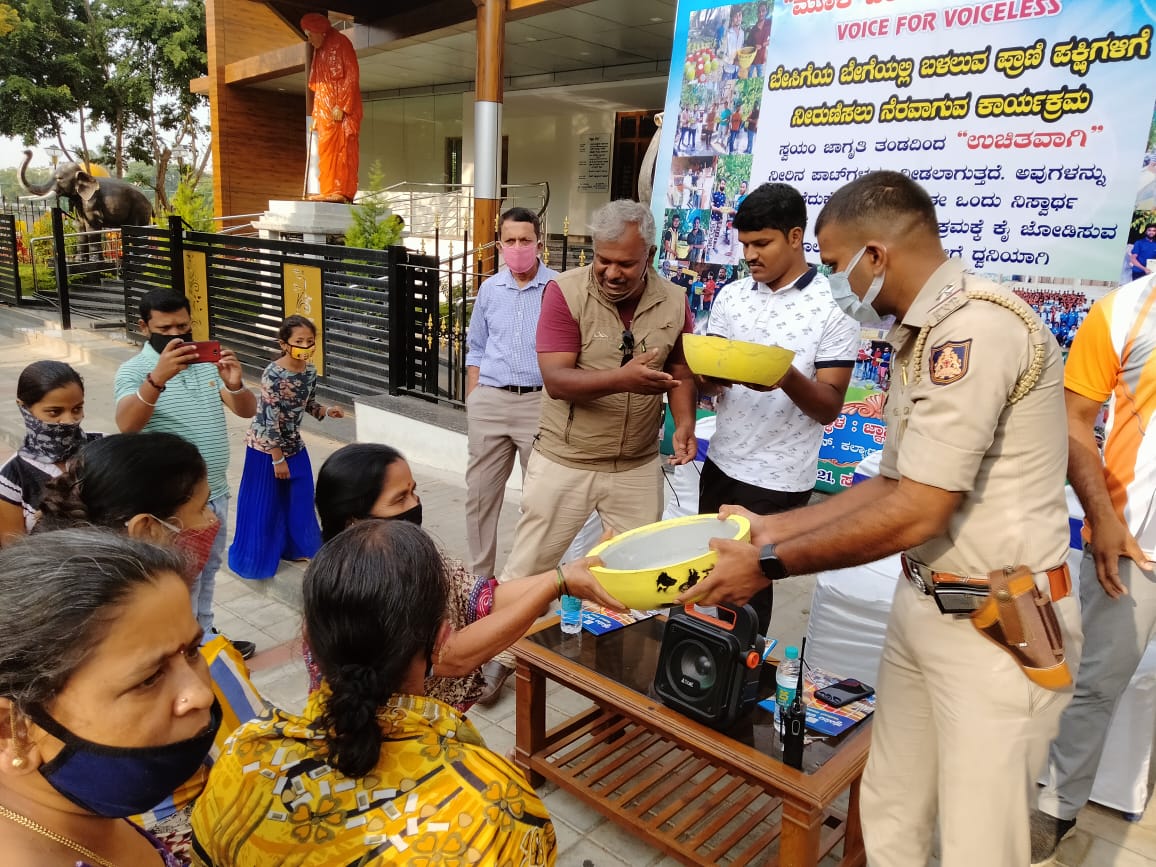 Distribution of the water pot to quench the animal's water thirst in Bangalore