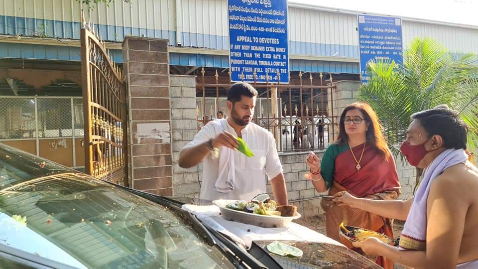 Actor darshan and sumalatha visits Tirupati Temple