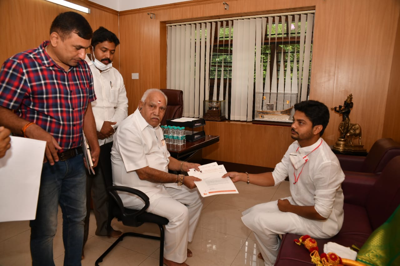 vinay-guruji-met-cm-bs-yadiyurappa