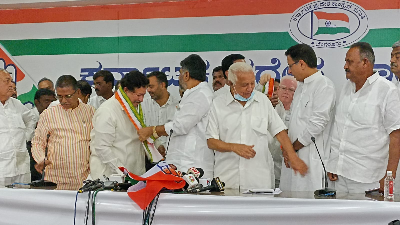 Former MLA HR Gaviyappa rejoined Congress