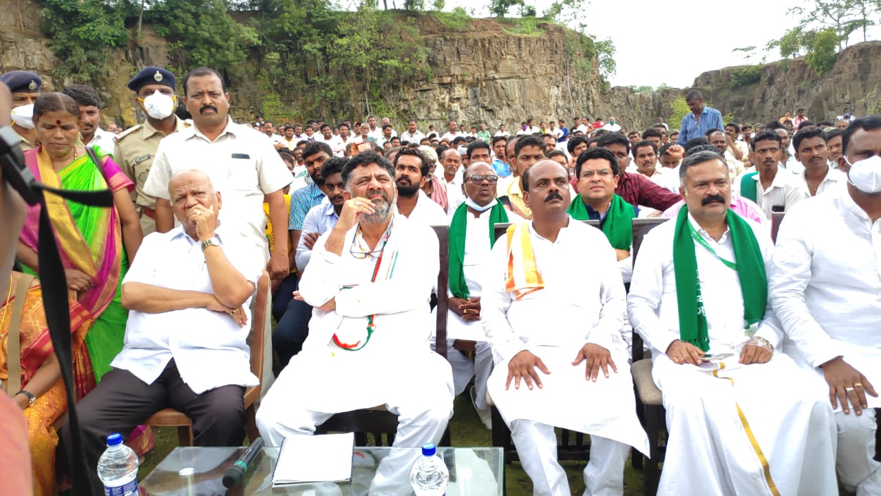 Congress party leaders has visited flood affected places