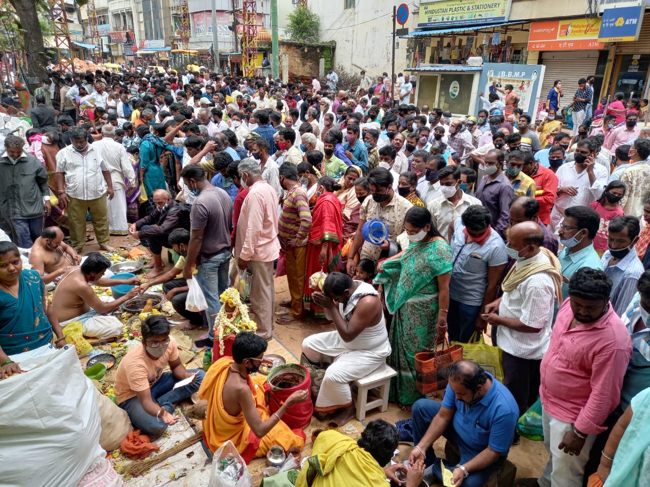 ಚಿಕ್ಕಪೇಟೆಯ ಕಾಶೀವಿಶ್ವನಾಥ ದೇವಾಲಯದ ಮುಂದೆ ಜನಸಾಗರ