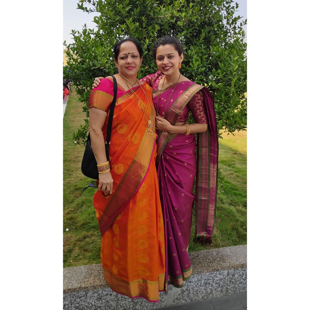 Television actresses sharing a photo with Mom