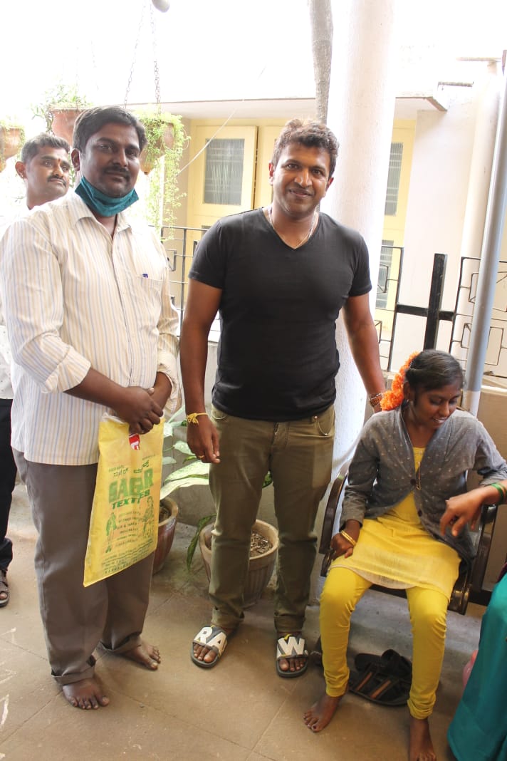 puneth rajkumar help to his little fan