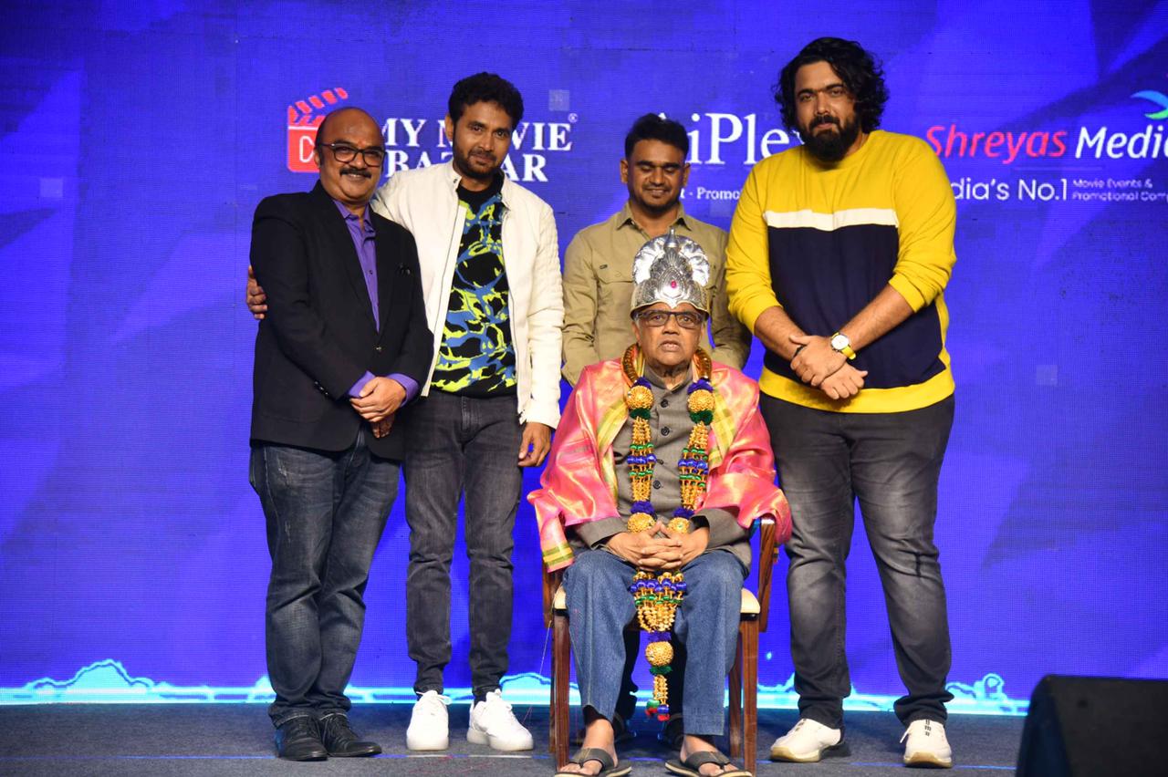 Senior artists are honored by Guru Shishyaru film team