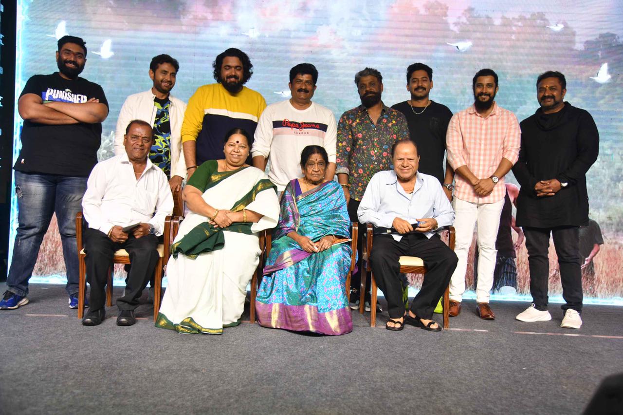 Senior artists are honored by Guru Shishyaru film team