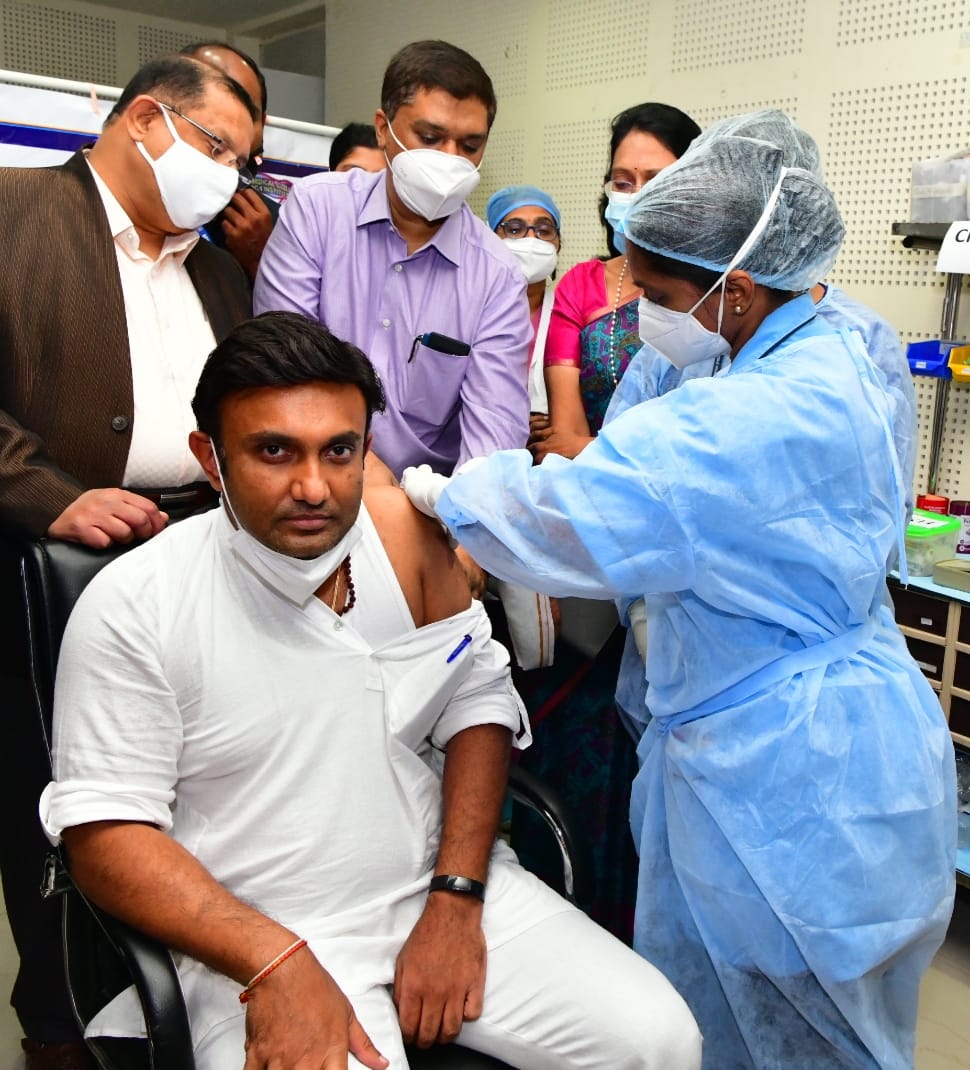 Minister Dr. Sudhakar get Kovid vaccine