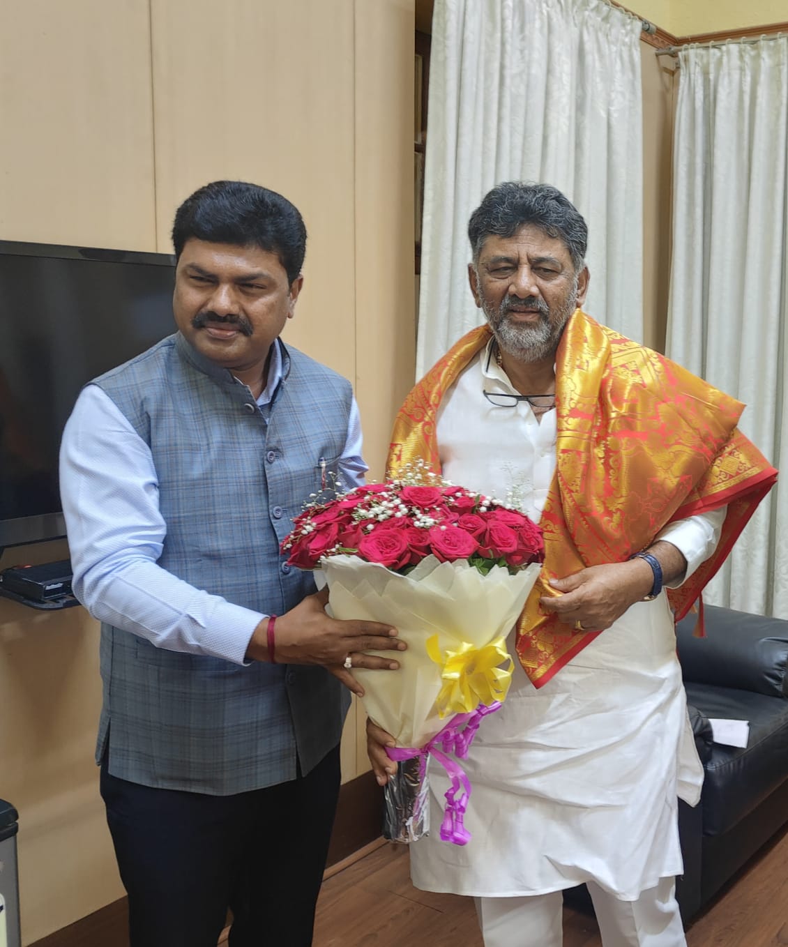 MP raghavendra congratulates dcm shivakumar