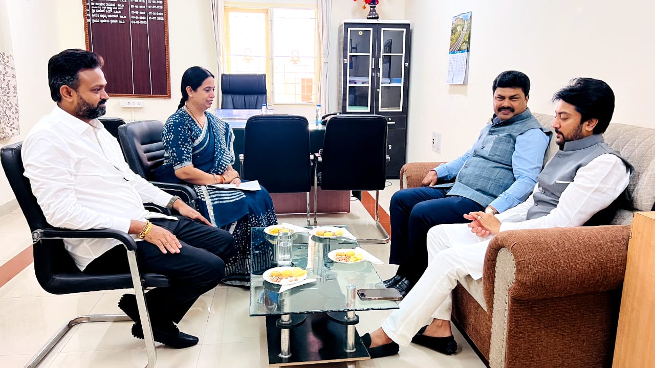 MP raghavendra meets minister lakshmi hebbalkar