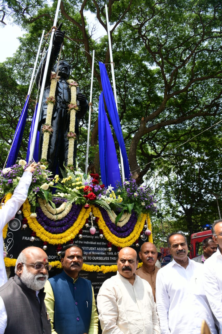 ಸಂಗೊಳ್ಳಿ ರಾಯಣ್ಣ ರೈಲ್ವೆ ನಿಲ್ದಾಣದ ಬಳಿ ಅಂಬೇಡ್ಕರ್ ಪುತ್ಥಳಿ ಅನಾವರಣ