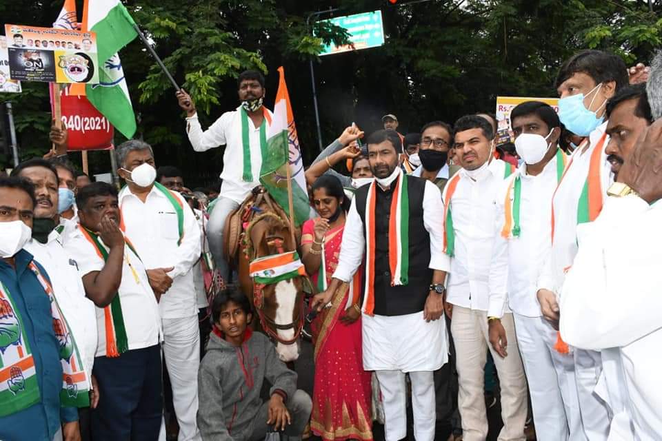 congress-leaders-protest-against-petrol-price-hike-in-bengalore