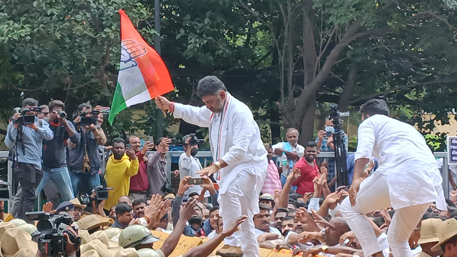 ಬ್ಯಾರಿಕೇಡ್​ ಹತ್ತಿ ಜಂಪ್ ಮಾಡುತ್ತಿರುವ ಡಿಕೆಶಿ