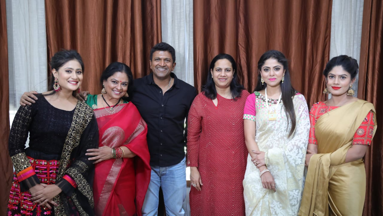 puneeth rajkumar meets Family Pack team