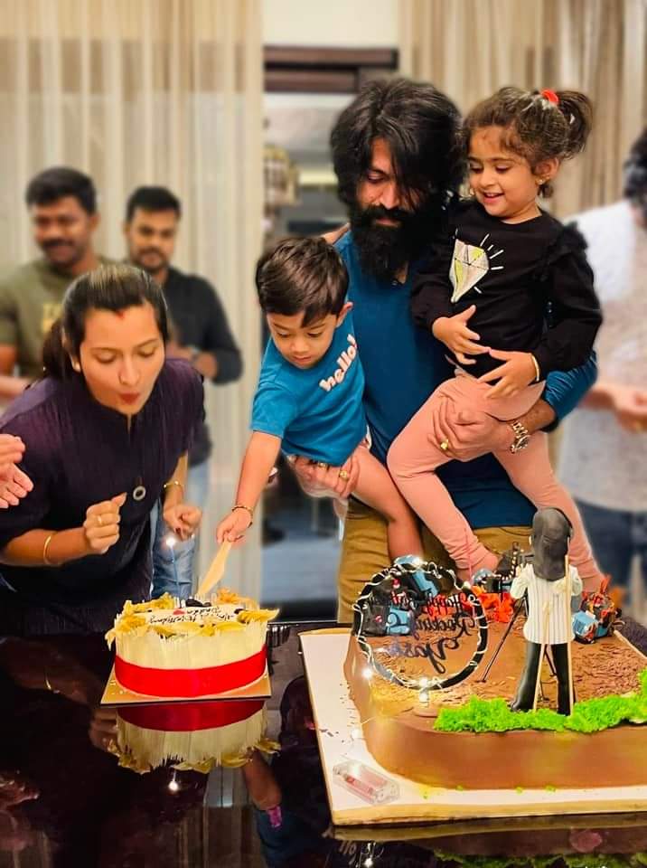 Yash cuts KGF 2 themed cake on his birthday