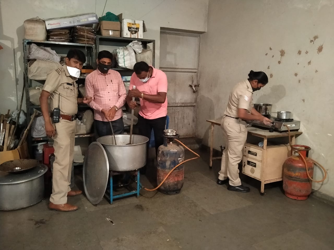 Prepare meals for the poor by Silicon City police in bengalore