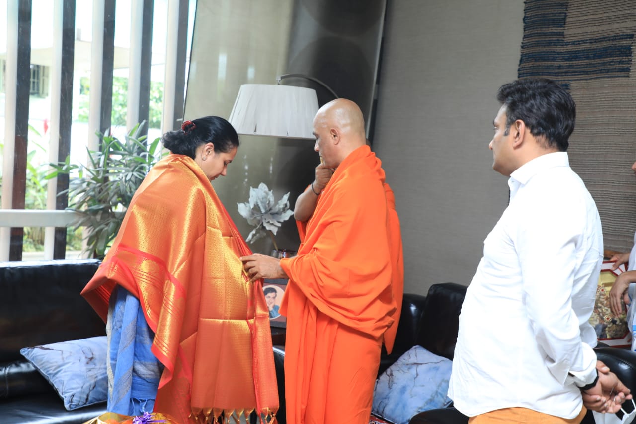 Nirmalananda Swamiji honors Puneet's wife Ashwini