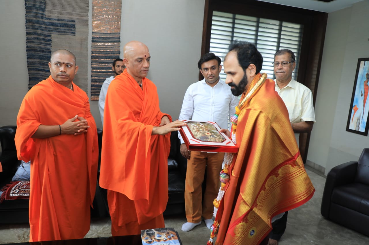 Nirmalananda Swamiji with Raghvendra Rajkumar