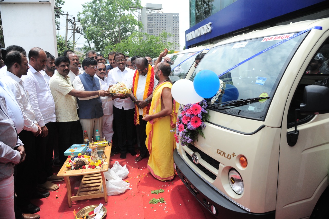 ಯಶವಂತಪುರದಲ್ಲಿರುವ ಅರವಿಂದ ಮೋಟಾರ್ಸ್ ಕಂಪನಿಯ ಅಧಿಕಾರಿಗಳು ಇಂದು ವಾಹನ ಹಸ್ತಾಂತರ ಮಾಡಿದರು