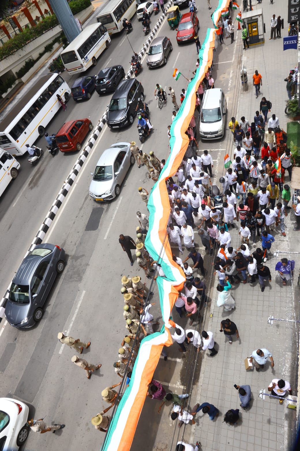 Siddaramaiah and DK Shivakumar lead the national flag procession