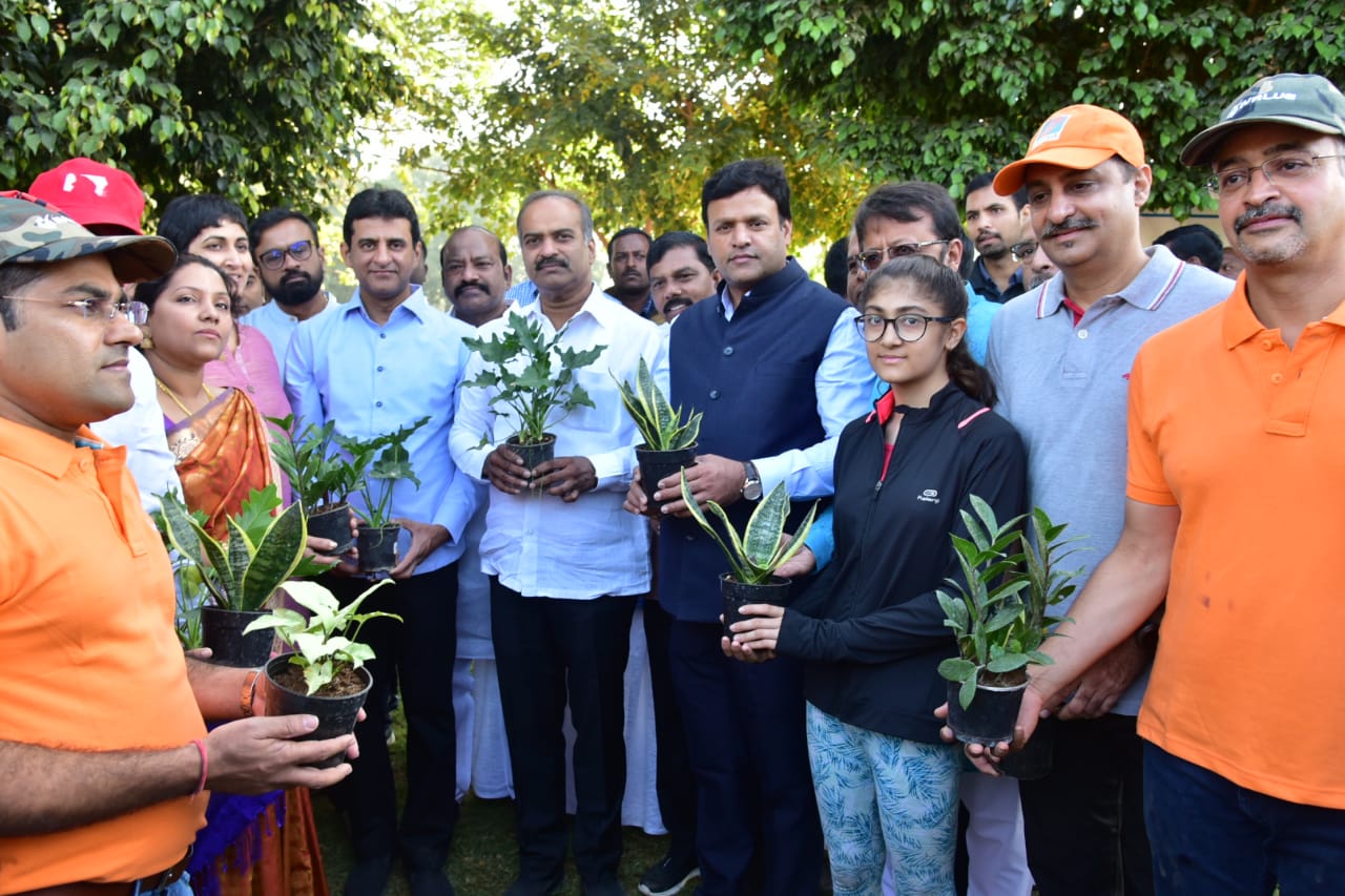 Mayor drive plant planting program in Halasuru lake surrounding