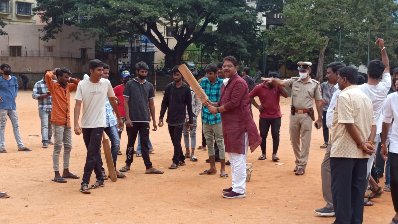 ಮಕ್ಕಳ ಜೊತೆಗೆ ಕ್ರಿಕೆಟ್ ಆಡಿದ ಸಚಿವ ಆರ್.ಅಶೋಕ್