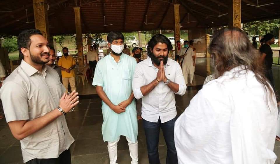 Power Star puneeth raj kumar meet to Ravi Shankar Guruji