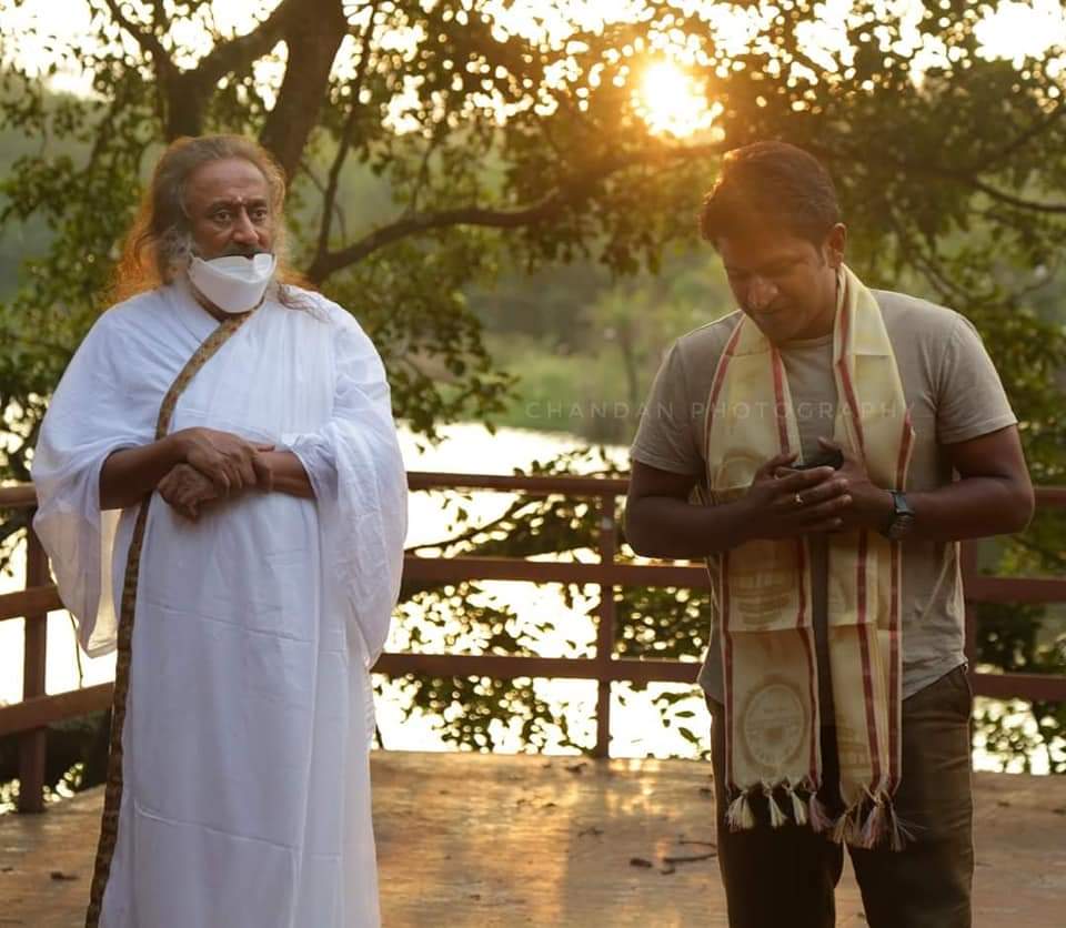 Power Star puneeth raj kumar meet to Ravi Shankar Guruji