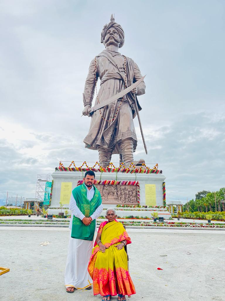 ಕೆಂಪೇಗೌಡರ ಕಂಚಿನ ಪ್ರತಿಮೆ ಕಣ್ತುಂಬಿಕೊಂಡ ಶತಯುಷಿ ಸಾಲು ಮರದ ತಿಮ್ಮಕ್ಕ