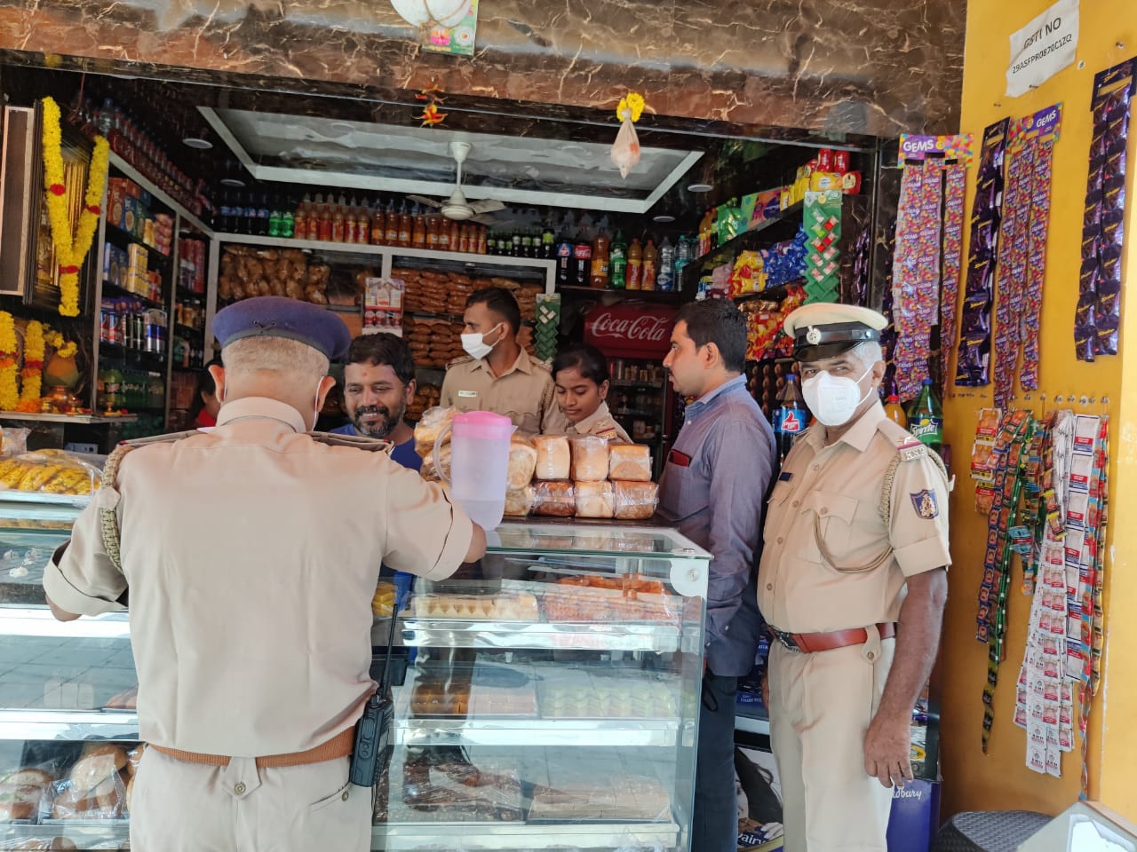 police-raid-on-cigarette-shop