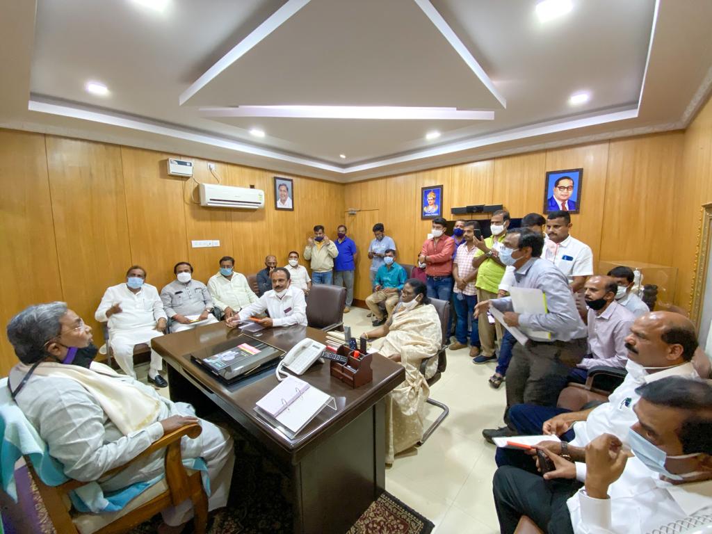 opposition leader siddaramaiah meeting with some leaders
