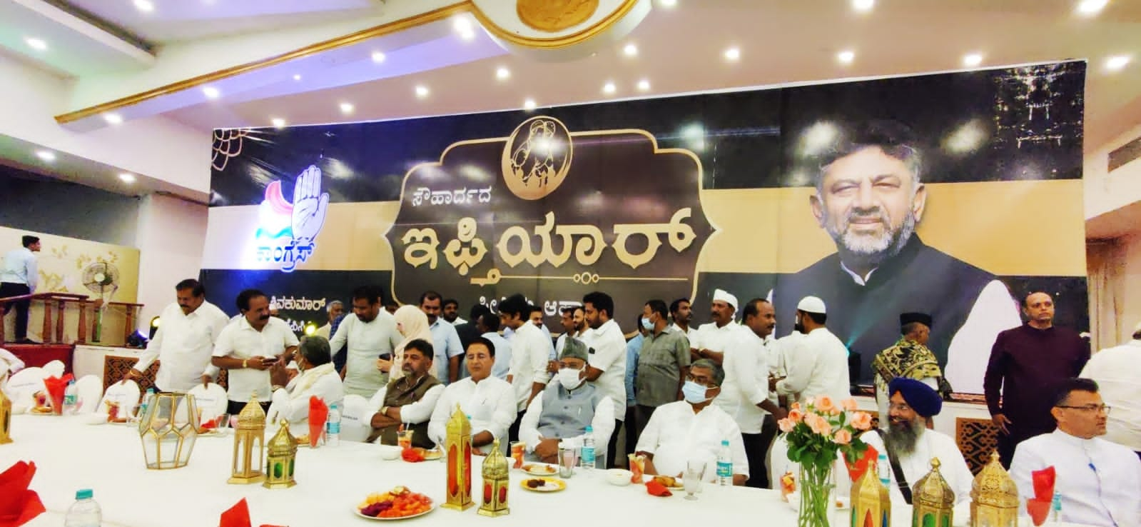 arrange  iftar party for Muslim community in Bengaluru, DKShi arranged iftar party for Muslim community in Bengaluru, Congress Iftar party news, ಬೆಂಗಳೂರಿನಲ್ಲಿ ಮುಸ್ಲಿಂ ಸಮುದಾಯಕ್ಕೆ ಇಫ್ತಾರ್ ಕೂಟ ಆಯೋಜನೆ, ಬೆಂಗಳೂರಿನಲ್ಲಿ ಮುಸ್ಲಿಂ ಸಮುದಾಯಕ್ಕೆ ಇಫ್ತಾರ್ ಕೂಟ ಏರ್ಪಡಿಸಿದ ಡಿಕೆಶಿ, ಕಾಂಗ್ರೆಸ್ ಇಫ್ತಾರ್ ಕೂಟ ಸುದ್ದಿ,