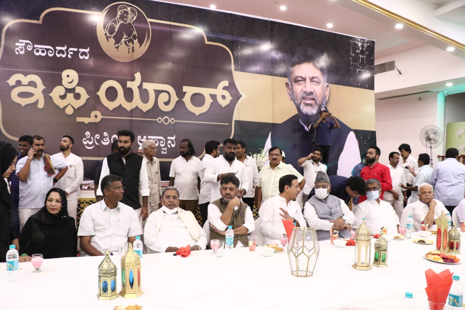 arrange  iftar party for Muslim community in Bengaluru, DKShi arranged iftar party for Muslim community in Bengaluru, Congress Iftar party news, ಬೆಂಗಳೂರಿನಲ್ಲಿ ಮುಸ್ಲಿಂ ಸಮುದಾಯಕ್ಕೆ ಇಫ್ತಾರ್ ಕೂಟ ಆಯೋಜನೆ, ಬೆಂಗಳೂರಿನಲ್ಲಿ ಮುಸ್ಲಿಂ ಸಮುದಾಯಕ್ಕೆ ಇಫ್ತಾರ್ ಕೂಟ ಏರ್ಪಡಿಸಿದ ಡಿಕೆಶಿ, ಕಾಂಗ್ರೆಸ್ ಇಫ್ತಾರ್ ಕೂಟ ಸುದ್ದಿ,