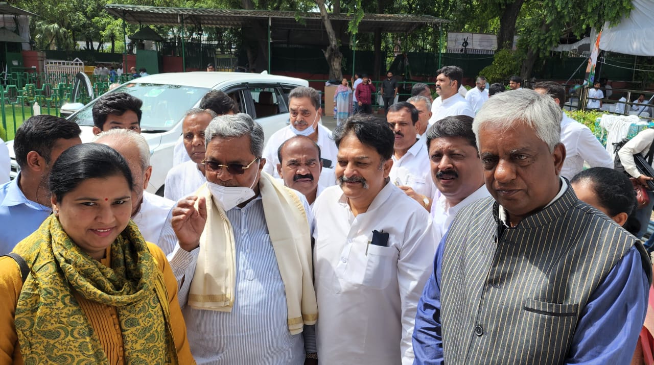 Siddaramaiah meeting with karnataka leaders in delhi