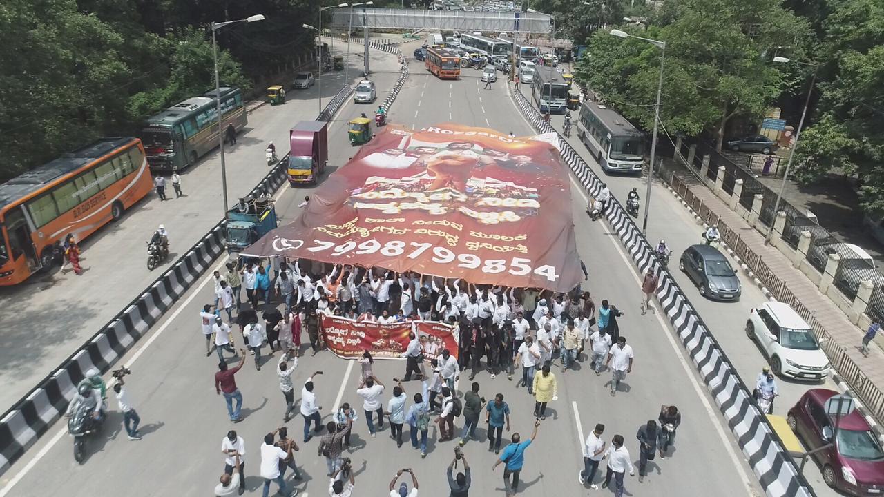 ರೋಜಗಾರ್ ದೋ ಹೆಸರಿನಲ್ಲಿ ಪ್ರತಿಭಟನಾ ಮೆರವಣಿಗೆ