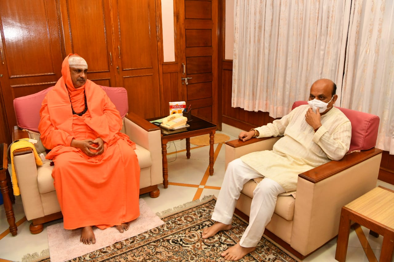 cm basavaraja bommai meets sutturu sri