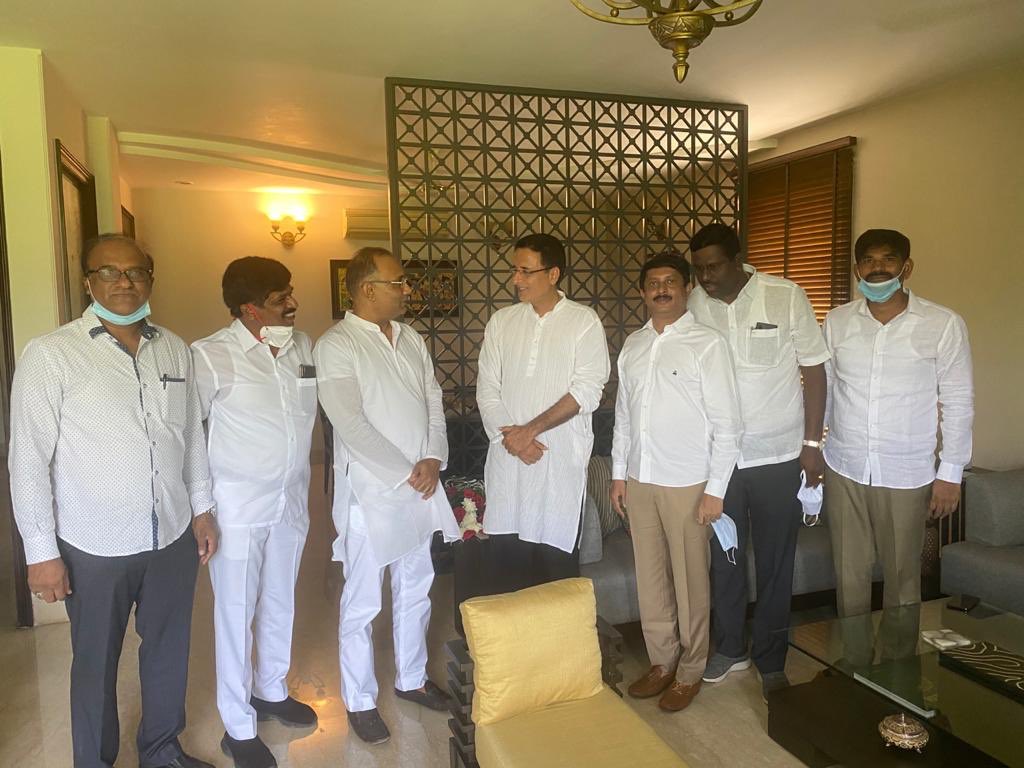 Dinesh Gundurao meets Congress leaders in Delhi