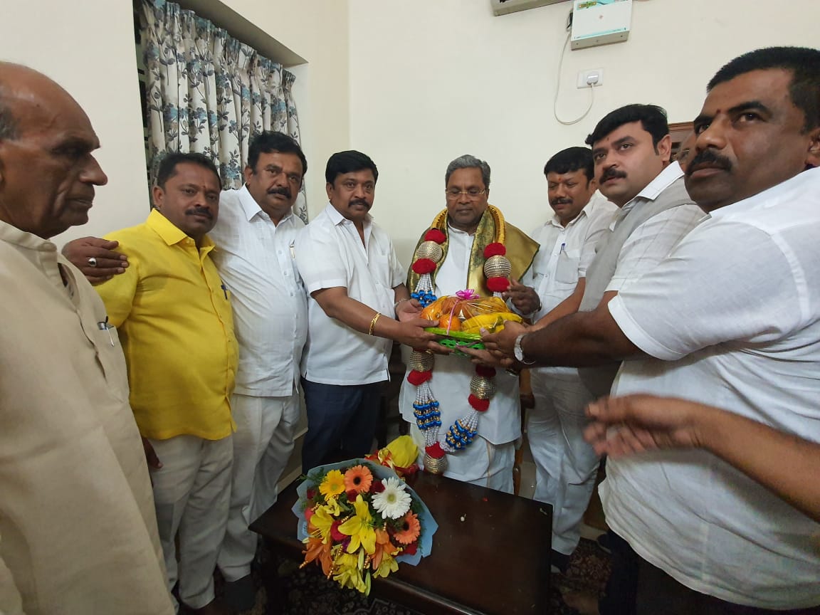 ಸಿದ್ದರಾಮಯ್ಯ  ಆರೋಗ್ಯ ವಿಚಾರಿಸಿದ ಗಣ್ಯರು  , Srinivas Prasad meets Siddaramaiah