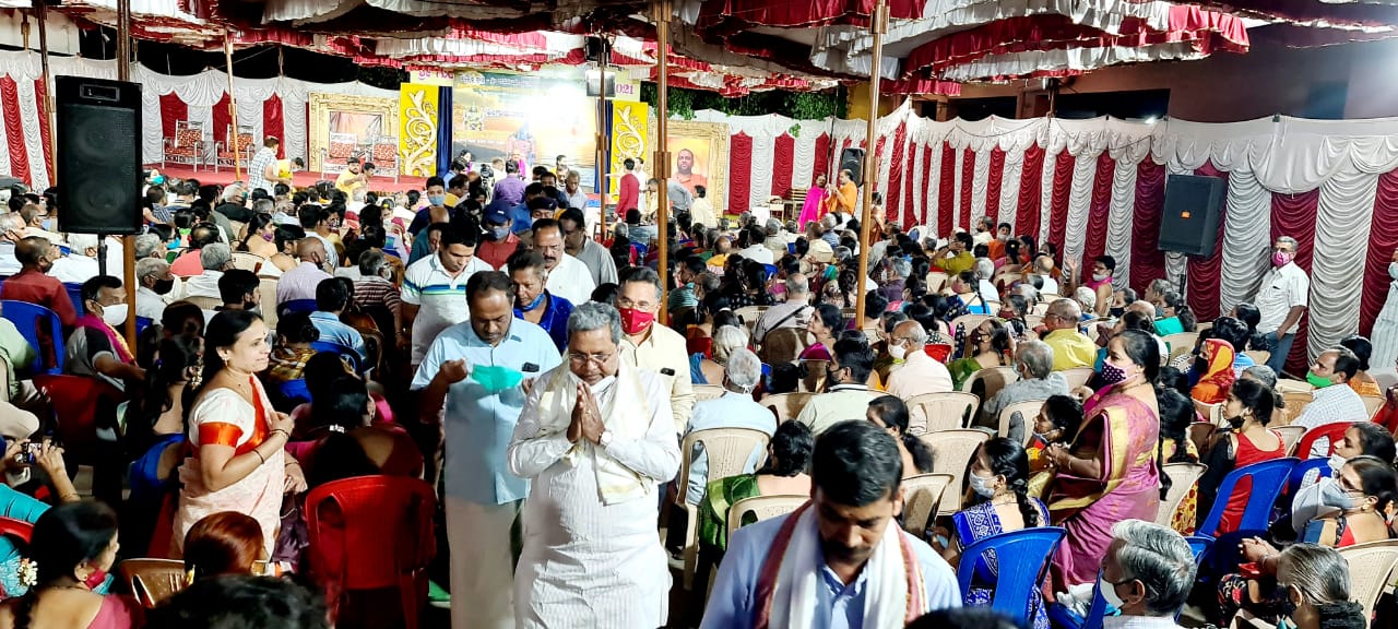 Siddaramaiah visits the Sri Raghavendra Swamy Math