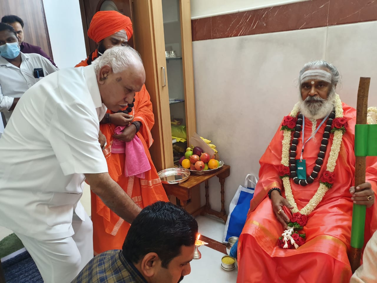 rambhapuri-swamiji-visited-bs-yeddyurappas-residence