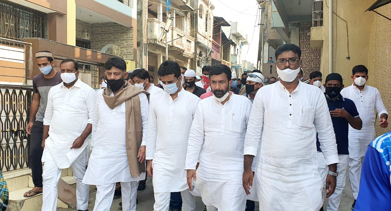 DK Shivkumar attend funeral procession of Ahamad Patel