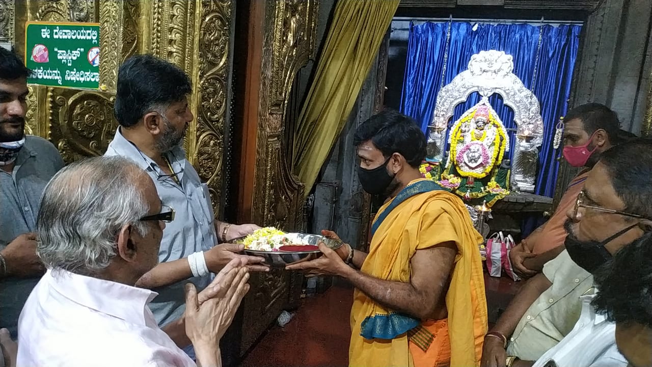 DK Shivakumar received the darshan of Banashankari Devi