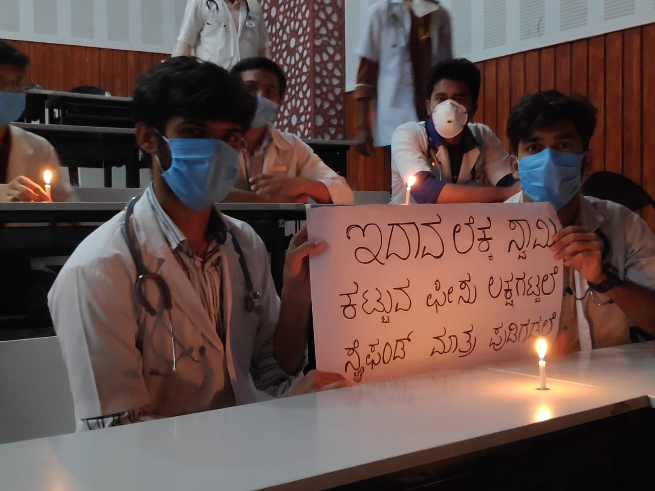 Medical students protest, demanding increase in fellowship