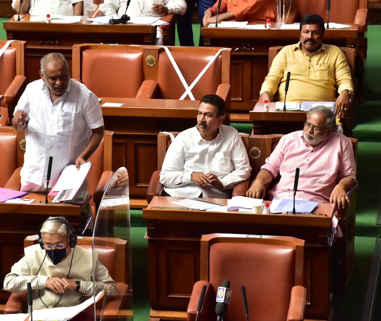 politicians are not using mask in assembly session