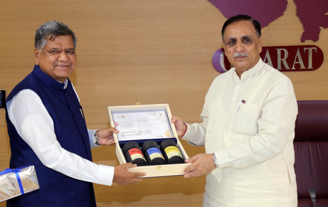 jagadish shettar visit Gujarat  for discuss about Special Investment Zone