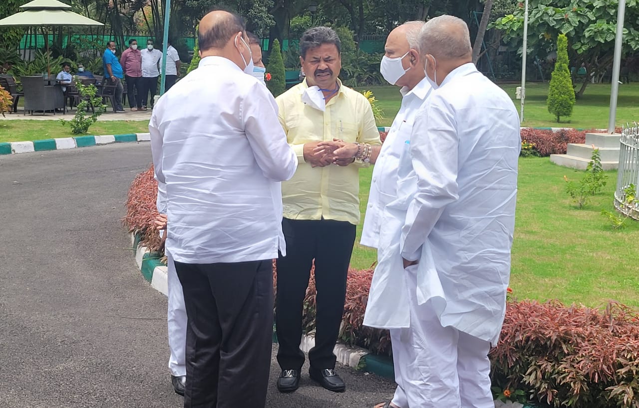 Large number of MLAs coming to CM residence Kaveri for Minister post