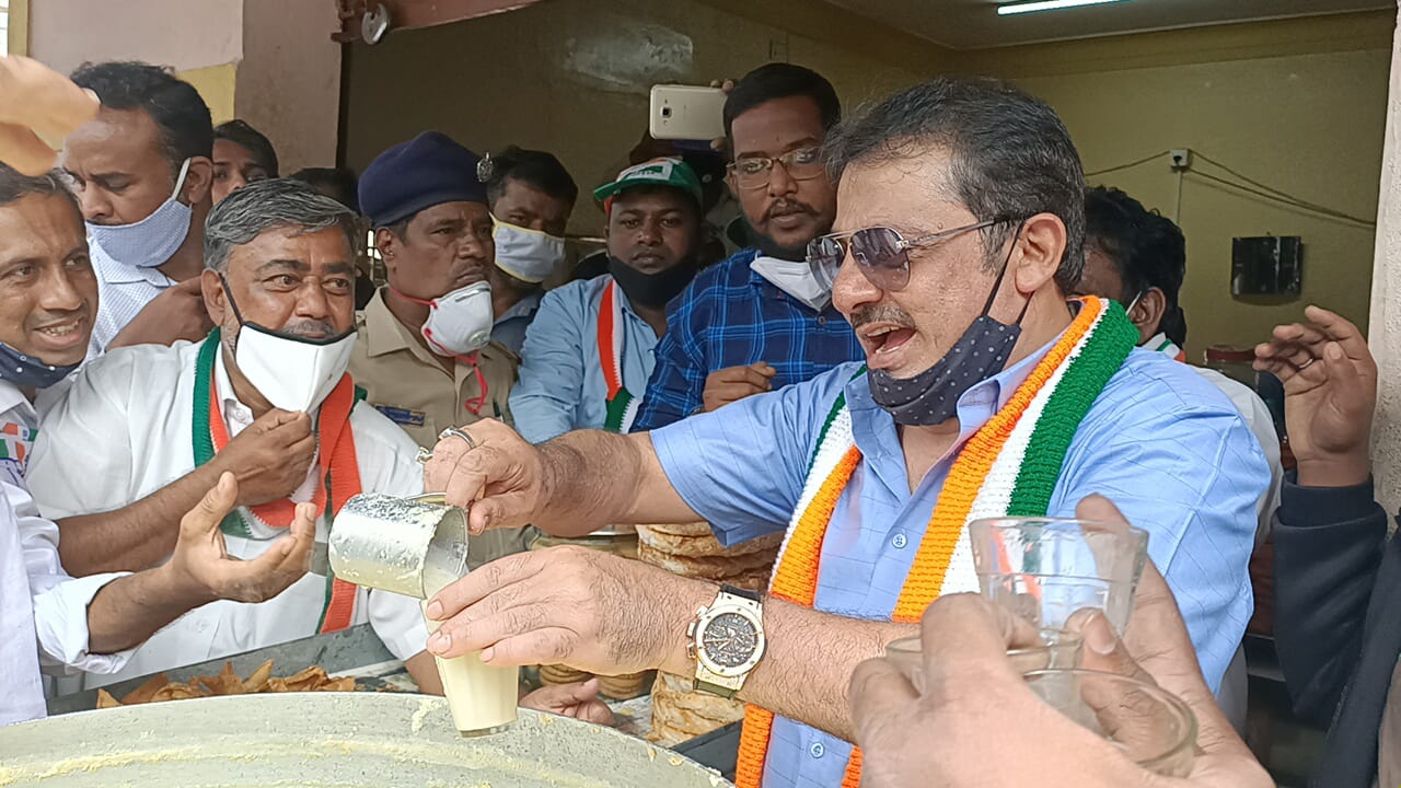 Congress leaders campaigning in Rajarajeshwari Nagar